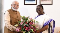 Perdana Menteri India Narendra Modi (kiri) mengucapkan selamat kepada Droupadi Murmu (kanan) saat terpilih sebagai Presiden India ke-15 di New Delhi, India, Kamis (21/7/2022). (Indian Press Information Bureau/Getty Images)