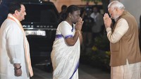 Draupadi Murmu resmi menjadi Presiden India periode 2022-2027 setelah menang dalam pemungutan suara, Kamis (21/7). Murmu resmi menjadi presiden pertama India dan wanita kedua yang memegang jabatan tersebut. (Sonu Mehta/Getty Images)