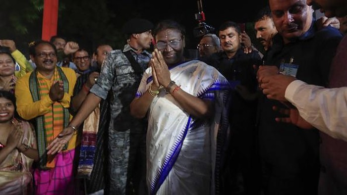 Sosok Draupadi Murmu, Politikus Wanita yang Terpilih Jadi Presiden India NEW DELHI, INDIA - JULY 21: India's President elect Droupadi Murmu arrives at her temporary residence to greet her supporters after she was elected as country's new president in New Delhi on July 21, 2022. (Photo by Pankaj Nangia/Anadolu Agency via Getty Images)