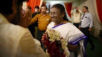 Dia memulai karier dengan bekerja sebagai guru sebelum memasuki arena politik. Dia bekerja sebagai asisten profesor di Shri Aurobindo Integral Education and Research Institute, Rairangpurdan asisten junior di departemen irigasi Pemerintah Odisha. (AP Photo/Manish Swarup)