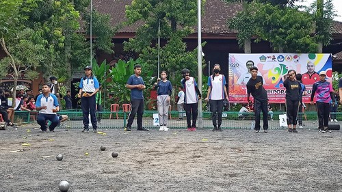 Suasana Kejuaraan Petanque Piala Kadisdikpora Bali 2022 yang diikuti para atlet pelajar di kawasan Stadion Debes, Tabanan, Bali, 28 Mei 2022.