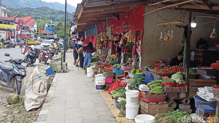 Suasana pasar sore Rantepao Toraja Utara