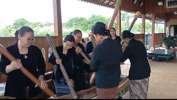 Ibu-ibu suku Samin Sedulur Sikep Sambong Rejo - Blora memainkan Gejog Lesung di Pendopo, Minggu (17/7/2022)