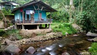 Di Malasari juga ada sebuah Kampung Tokyo. Istilah ini populer dari wisatawan yang berkunjung dan melihat rumah-rumah ini seperti perkampungan zaman dahulu di Jepang. Sebenarnya, Kampung Tokyo di Malasari dihuni warga Indonesia yang sebagian berprofesi sebagai pemetik teh.