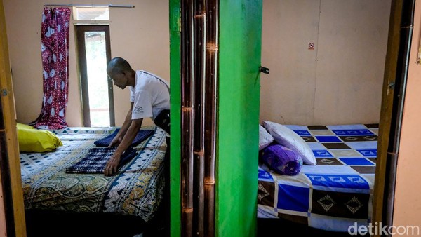 Sebagian penduduk lainnya berprofesi sebagai pemandu wisata, pemilik homestay, pekerja serabutan, petani, hingga pemilik warung. Selain wisata teh, Malasari terkenal di kalangan peneliti. Tidak jarang, peneliti menjelajahi hutan untuk mengamati flora dan fauna di TNGH. Sebagian penduduk lainnya berprofesi sebagai pemandu wisata, pemilik homestay, pekerja serabutan, petani, hingga pemilik warung. Selain wisata teh, Malasari terkenal di kalangan peneliti. Tidak jarang, peneliti menjelajahi hutan untuk mengamati flora dan fauna di TNGH.Â