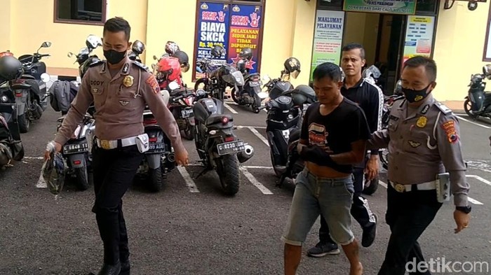 Driver travel gelap tabrak rombongan polisi yang tengah jalan sehat di Pekalongan, Jumat (22/7/2022).