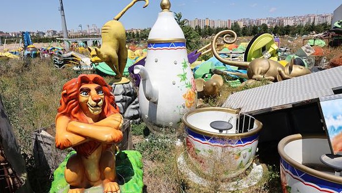 Taman Hiburan Ini Pernah Jadi yang Terbesar di Eropa, Kini Tinggal Kenangan This picture shows abandoned toys and material in the Wonderland Eurasia theme park near the Turkish capital, Ankara, on July 21, 2022, during a press visit to mark its transfer to Ankara Metropolitan Municipality. - The park, opened in March 2019 with the ambition of being 'Europe's largest theme park', was quickly closed less than a year after. Attractions and toys were left to rot since then. (Photo by Adem ALTAN / AFP) (Photo by ADEM ALTAN/AFP via Getty Images)