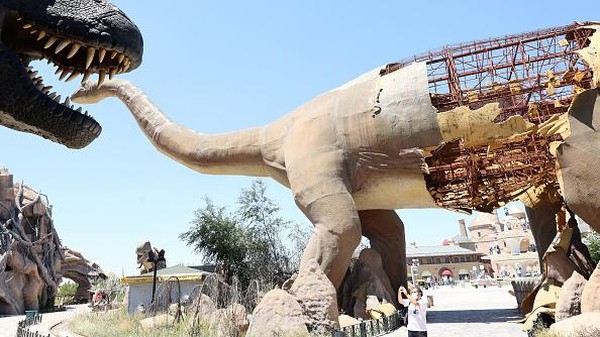 Diresmikan pada Maret 2019, taman bermain ini menjadi Wonderland Eurasia alias tempat hiburan terbesar di Eropa. Erdogan menyebut taman hiburan bakal jadi simbol kebanggaan. Diresmikan pada Maret 2019, taman bermain ini menjadi Wonderland Eurasia alias tempat hiburan terbesar di Eropa. Erdogan menyebut taman hiburan bakal jadi simbol kebanggaan.Â