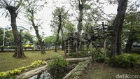 Menurut keterangan petugas di tempat taman yang dilengkapi dengan rumah kayu itu telah rusak sejak tahun 2020 dan hingga kini tak kunjung dibenahi.