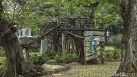 Rumah kayu di taman tersebut tampak lapuk.