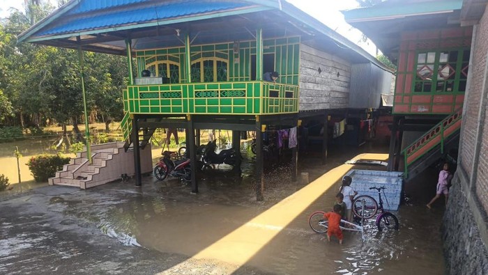 Tanggul jebol akibat tanah amblas membuat luapan sungai masuk ke permukiman di Sidrap.