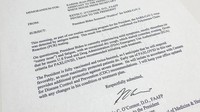 Memo dari Dokter Presiden Dr. Kevin OConnor kepada sekretaris pers Gedung Putih Karine Jean-Pierre, difoto Kamis, (21/7). Surat itu mengumumkan bahwa Presiden Joe Biden telah dinyatakan positif COVID-19. (AP/Jon Elswick)