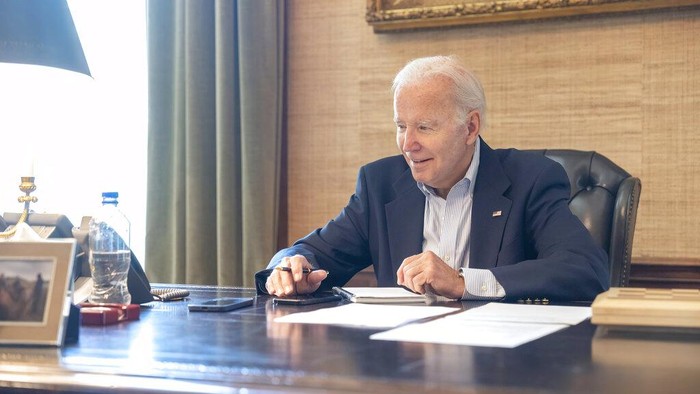 Terkini dari Gedung Putih Saat Presiden Biden Positif COVID-19 Gejala Ringan In this image provided by the White House, President Joe Biden speaks with Sen. Bob Casey, D-Pa., on the phone from the Treaty Room in the residence of the White House Thursday, July 21, 2022, in Washington. Biden says hes doing great after testing positive for COVID-19. The White House said Biden is experiencing very mild symptoms, including a stuffy nose, fatigue and cough. Hes taking Paxlovid, an antiviral drug designed to reduce the severity of the disease. (Adam Schultz/The White House via AP)
