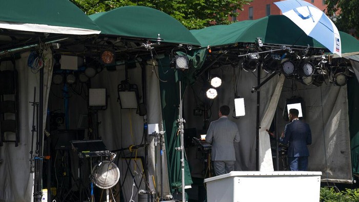 Reporters at the White House break the news that President Joe Biden tested positive for COVID-19, Thursday, July 21, 2022, in Washington. (AP Photo/Evan Vucci)