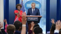 Sekretaris Media, Karine Jean-Pierre (kiri) menunjuk wartawan dalam sebuah sesi tanya jawab terkait kondisi terkini Joe Biden, Kamis (21/7/2022). Gedung Putih mengatakan pada hari Kamis bahwa Biden yang berusia 79 tahun mengalami gejala yang sangat ringan, di antaranya hidung tersumbat, kelelahan, dan batuk. (AP/Evan Vucci)