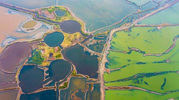 Terletak di Provinsi Shanxi, Cina Utara, danau ini telah menyediakan garam bagi penduduk setempat selama ribuan tahun.   