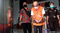 Oon tampak tertunduk saat berjalan sampai memasuki mobil tahanan. Oon diketahui merupakan tersangka pemberi pada kasus dugaan suap yang menjerat mantan Wali Kota Yogyakarta Haryadi Suyuti.