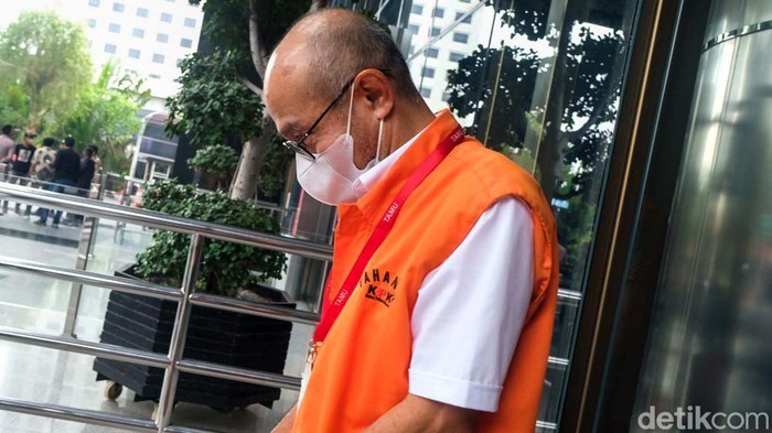 KPK memeriksa VP Real Estate PT SA Tbk (Summarecon Agung), Oon Nusihono pada kasus suap yang menjerat eks Walkot Yogyakarta Haryadi Suyuti. Dia tertunduk sebelum masuk mobil tahanan.
