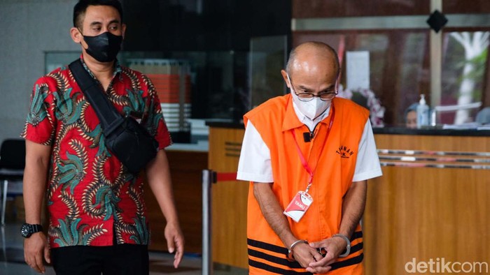 KPK memeriksa VP Real Estate PT SA Tbk (Summarecon Agung), Oon Nusihono pada kasus suap yang menjerat eks Walkot Yogyakarta Haryadi Suyuti. Dia tertunduk sebelum masuk mobil tahanan.