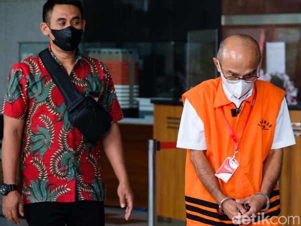 Tersangka Suap Eks Walkot Jogja Tertunduk Usai Diperiksa KPK