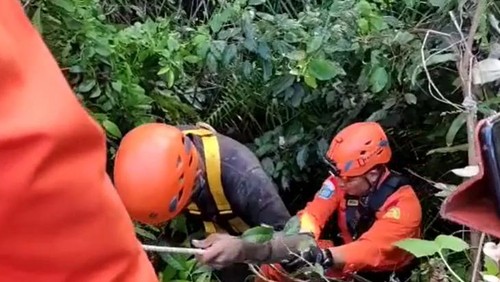 Tim SAR gabungan mengevakuasi pelajar terjatuh ke jurang sedalam kurang lebih 40 meter di Desa Besang Kawan Semarapura Kaja, Klungkung, Rabu (20/7/2022).