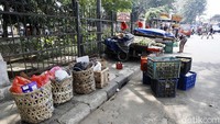 Trotoar di Jalan Raya Bogor justru digunakan untuk menggelar lapak pedagang buah.