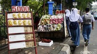 Lapak-lapak itu akan mengganggu kenyamanan pejalan kaki.