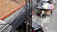 Trotoar yang nyaman terganggu dengan lapak pedagang.