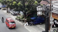 Di atas trotoar tersebut para pedagang menggelar berbagai macam buah.