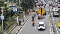Pemandangan trotoar difoto dari atas. Tampak pedagang buah berderet di jalur pedestrian tersebut. 