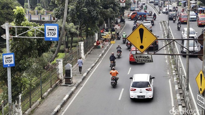 Pedagang buah menggelar dagangannya di sepanjang trotoar Jalan Raya Bogor, Kramat Jati, Jakarta, Jumat (22/7/2022).