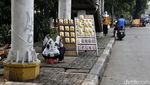 Duh... Trotoar di Jalan Raya Bogor Kramat Jati Dikuasai Pedagang Buah