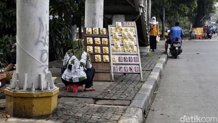 Trotoar Jalan Raya Bogor Dikuasai Pedagang Buah Pedagang buah menggelar dagangannya di sepanjang trotoar Jalan Raya Bogor, Kramat Jati, Jakarta, Jumat (22/7/2022).
