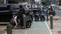 Trotoar yang hampir rampung kini dibuat parkir liar. Sebagian titik trotoar masih belum selesai dan masih dikerjakan oleh kontraktor. 