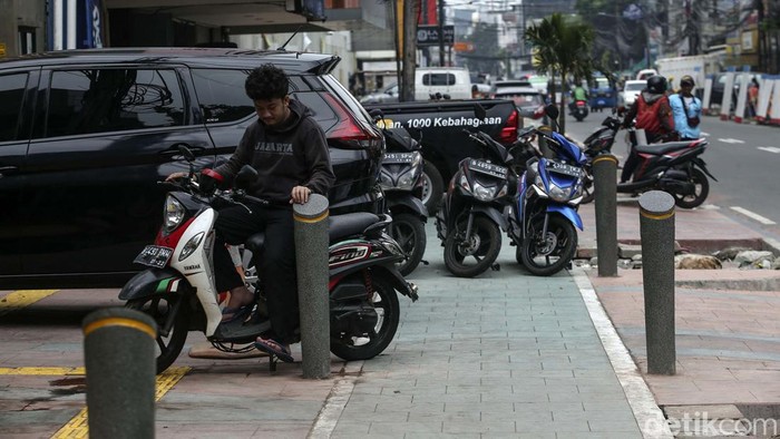 Trotoar Jalan Pecenongan, Jakarta, kini tengah dilebarkan. Namun Trotoar yang hampir rampung kini jadi lahan parkir liar.