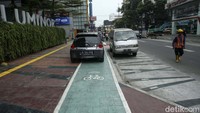 Mobil ini parkir dengan manisnya di trotoar yang sudah dibagusin. Trotoar yang dilebarkan tersebut menyisakan dua lajur untuk kendaraan melintas.