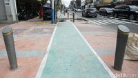 Kawasan ini biasa digunakan warga untuk kuliner sehingga trotoar turut menyisakan lapak untuk parkir kendaraan.