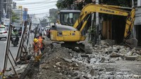 Proyek trotoar ini sebagian sudah rampung namun di sisi lain masih terus digenjot.