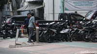 Namun sayangnya sisi yang baru saja rampung justru dijadikan lahan parkir.