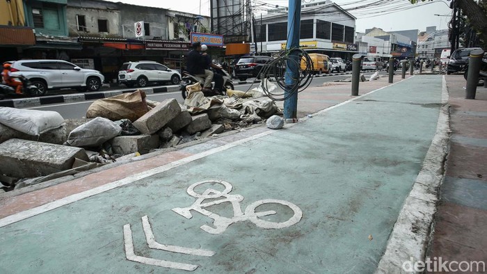 Trotoar Pecenongan Jadi Lapak Parkir Trotoar Jalan Pecenongan, Jakarta, kini tengah dilebarkan. Namun Trotoar yang hampir rampung kini jadi lahan parkir liar.
