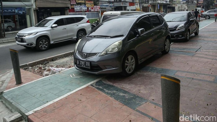 Trotoar Jalan Pecenongan, Jakarta, kini tengah dilebarkan. Namun Trotoar yang hampir rampung kini jadi lahan parkir liar.