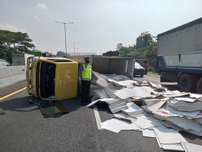 Truk muat kertas terguling di Tol Waru