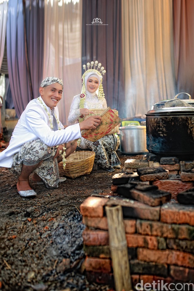 Unggahan akun TikTok @pcp_studio sudah mendapatkan 25,3 juta Views dan mendapatkan beragam komentar warganet. Ada yang penasaran dengan hasil foto dan terhibur melihat aksi kocak fotografer. Mana hasil fotonya ka penasaaran ini aku loh, kata akun @Fatimah. Fotografer terkereeen siii... aku nikahan beliau-beliau yang motoin 🥰🥰 sumpah bagus banget hasilnya 🥰🥰 orang-orangnya pada santuy nyenengin🥰🥰🥰 sukses selalu, ucap akun TikTok @Mageran🍓. Foto: Dok. pribadi @pcp_studio.