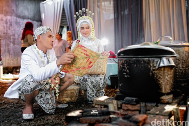 Pria yang tinggal di Ajung Klanceng, Jember, Jawa timur itu menjelaskan reaksi pengantin saat sedang sesi foto di gang dan dapur. Reaksi pengantin saat foto berlangsung itu menikmati, kita yang membawakan suasana menjadi cair. Jadi, pas foto mereka gak canggung. Momen-momen happy itu menciptakan mood pengantin untuk berfoto, kata Ayik. Foto: Dok. pribadi @pcp_studio.