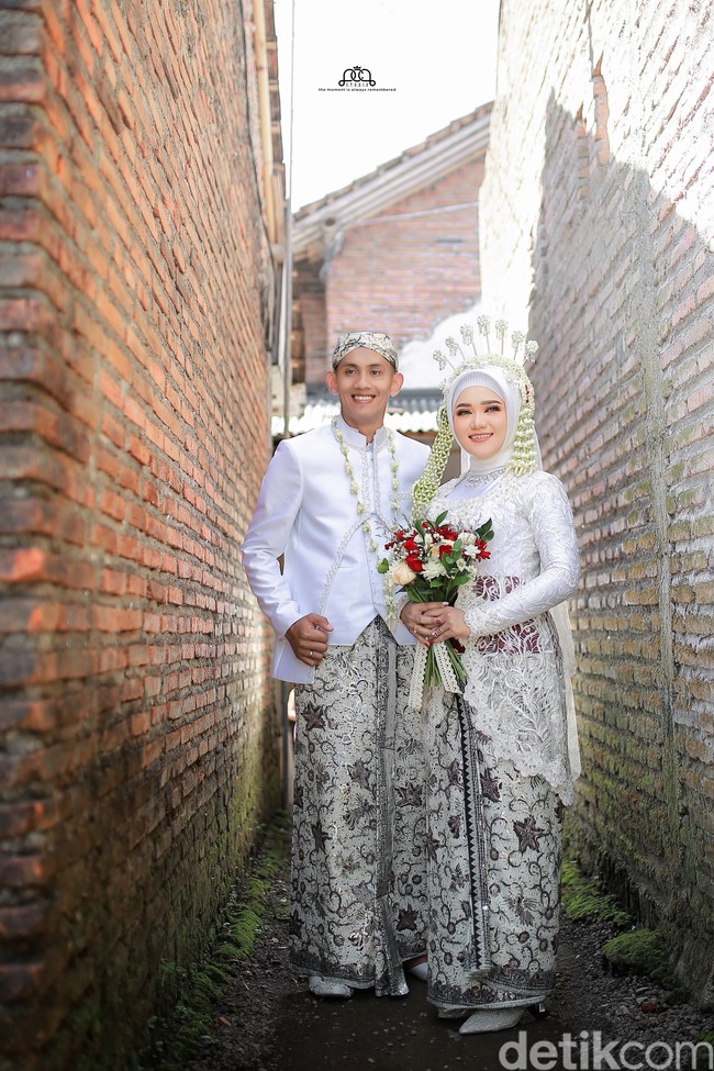 Unggahan sesi foto pengantin unik ini awalnya diunggah oleh fotografer, lewat akun TikTok @pcp_studio. Fotografer menerima permintaan dari kedua pengantin untuk sesi foto di luar ruangan. Karena manten minta foto outdoor langsung kita outdoor beda dari yang lain. Gang anti mainstream gaes. Gang jelek pun bisa keren di tangan yang sudah profesional #foto #serunyabelajar #AQUADULU #wedding #pcp_studio #fotografertiktok #fotoantimainstream #fy #fyp #fypシ #fypindonesia #fypbranda #fypdongggggggg, tulis akun TikTok @pcp_studio. Foto: Dok. TikTok @pcp_studio.