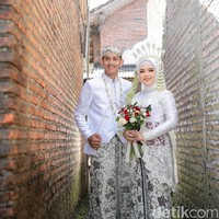 Unggahan sesi foto pengantin unik ini awalnya diunggah oleh fotografer, lewat akun TikTok @pcp_studio. Fotografer menerima permintaan dari kedua pengantin untuk sesi foto di luar ruangan. Karena manten minta foto outdoor langsung kita outdoor beda dari yang lain. Gang anti mainstream gaes. Gang jelek pun bisa keren di tangan yang sudah profesional #foto #serunyabelajar #AQUADULU #wedding #pcp_studio #fotografertiktok #fotoantimainstream #fy #fyp #fypシ #fypindonesia #fypbranda #fypdongggggggg, tulis akun TikTok @pcp_studio. Foto: Dok. TikTok @pcp_studio.