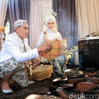 Wolipop sudah mewawancarai Muhammad Arief Fauzan sebagai pemilik akun TikTok @pcp_studio. Pria yang akrab disapa Ayik ini menuturkan pengantin yang minta foto di gang. Nama kliennya Bella tanggal 3 Juli 2022 di lokasi yang berada di Gebang yang ada di dapur dan gang rumahnya. Awalnya itu kita terbiasa konten di wedding, jadi si klien minta dibuat konten. Akhirnya kita berpikir antara gang rumah pejalan kaki, akhirnya foto si situ aja. Pengantin ide sekalian foto di dapur. Kita awalnya take di gang, kedua Tumang dan terakhir bagian ibu-ibu dapur, ungkap Ayik kepada Wolipop lewat pesan suara di WhatsApp, Kamis (21/7/2022). Foto: Dok. pribadi @pcp_studio.