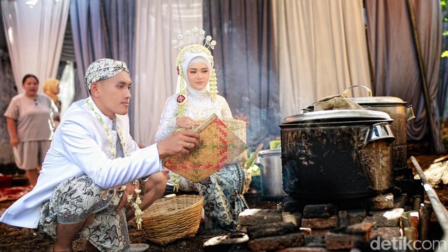 Wolipop sudah mewawancarai Muhammad Arief Fauzan sebagai pemilik akun TikTok @pcp_studio. Pria yang akrab disapa Ayik ini menuturkan pengantin yang minta foto di gang. Nama kliennya Bella tanggal 3 Juli 2022 di lokasi yang berada di Gebang yang ada di dapur dan gang rumahnya. Awalnya itu kita terbiasa konten di wedding, jadi si klien minta dibuat konten. Akhirnya kita berpikir antara gang rumah pejalan kaki, akhirnya foto si situ aja. Pengantin ide sekalian foto di dapur. Kita awalnya take di gang, kedua Tumang dan terakhir bagian ibu-ibu dapur, ungkap Ayik kepada Wolipop lewat pesan suara di WhatsApp, Kamis (21/7/2022). Foto: Dok. pribadi @pcp_studio.