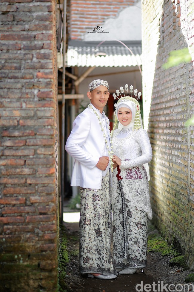 Fotografer ini memberikan arahan pose sampai kedua pengantin tertawa karena aksi kocak sang fotografer. Awalnya pengantin sesi foto di gang dekat rumah dan foto di dapur acara kondangan. Sesi foto pun berjalan lancar.  Foto: Dok. pribadi @pcp_studio.