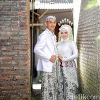 Fotografer ini memberikan arahan pose sampai kedua pengantin tertawa karena aksi kocak sang fotografer. Awalnya pengantin sesi foto di gang dekat rumah dan foto di dapur acara kondangan. Sesi foto pun berjalan lancar.  Foto: Dok. pribadi @pcp_studio.